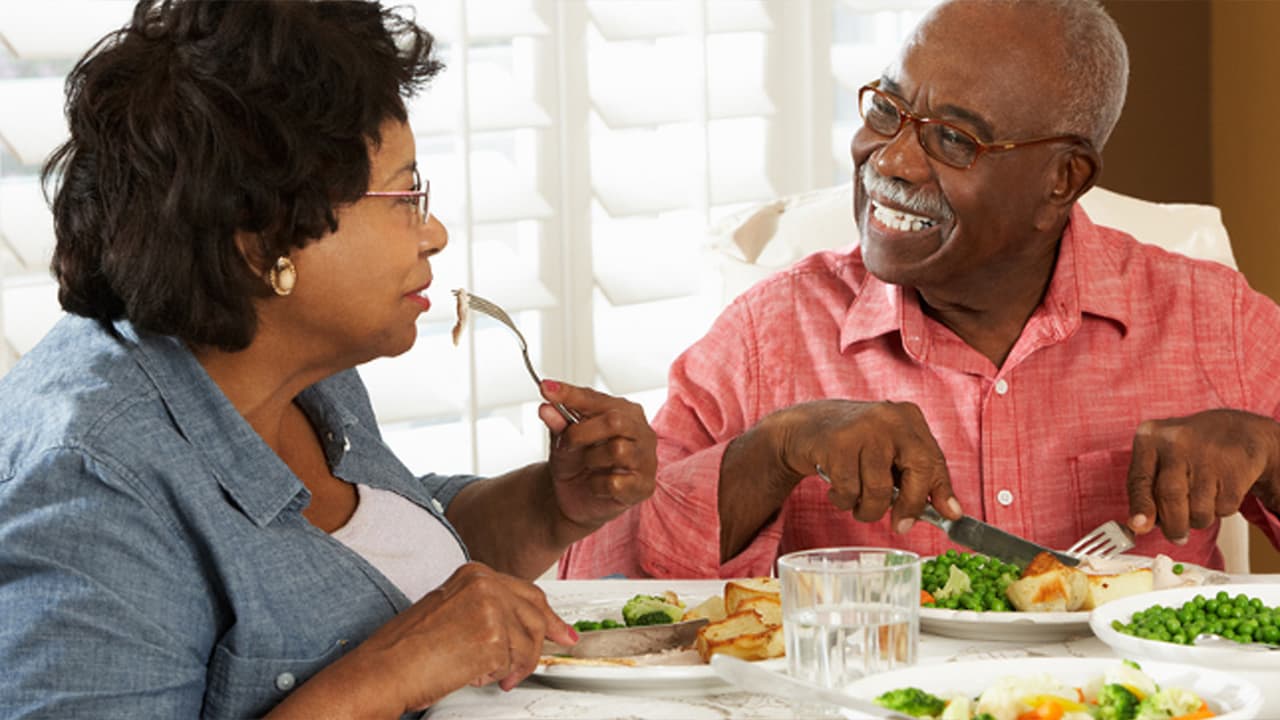 How to make feeding time pleasant for elders with dementia